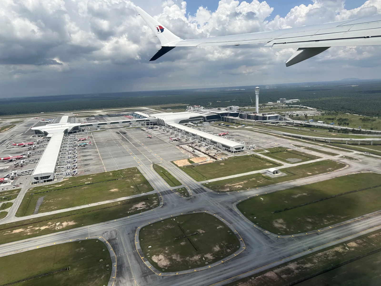 马来西亚航空航班起飞后俯瞰吉隆坡国际机场