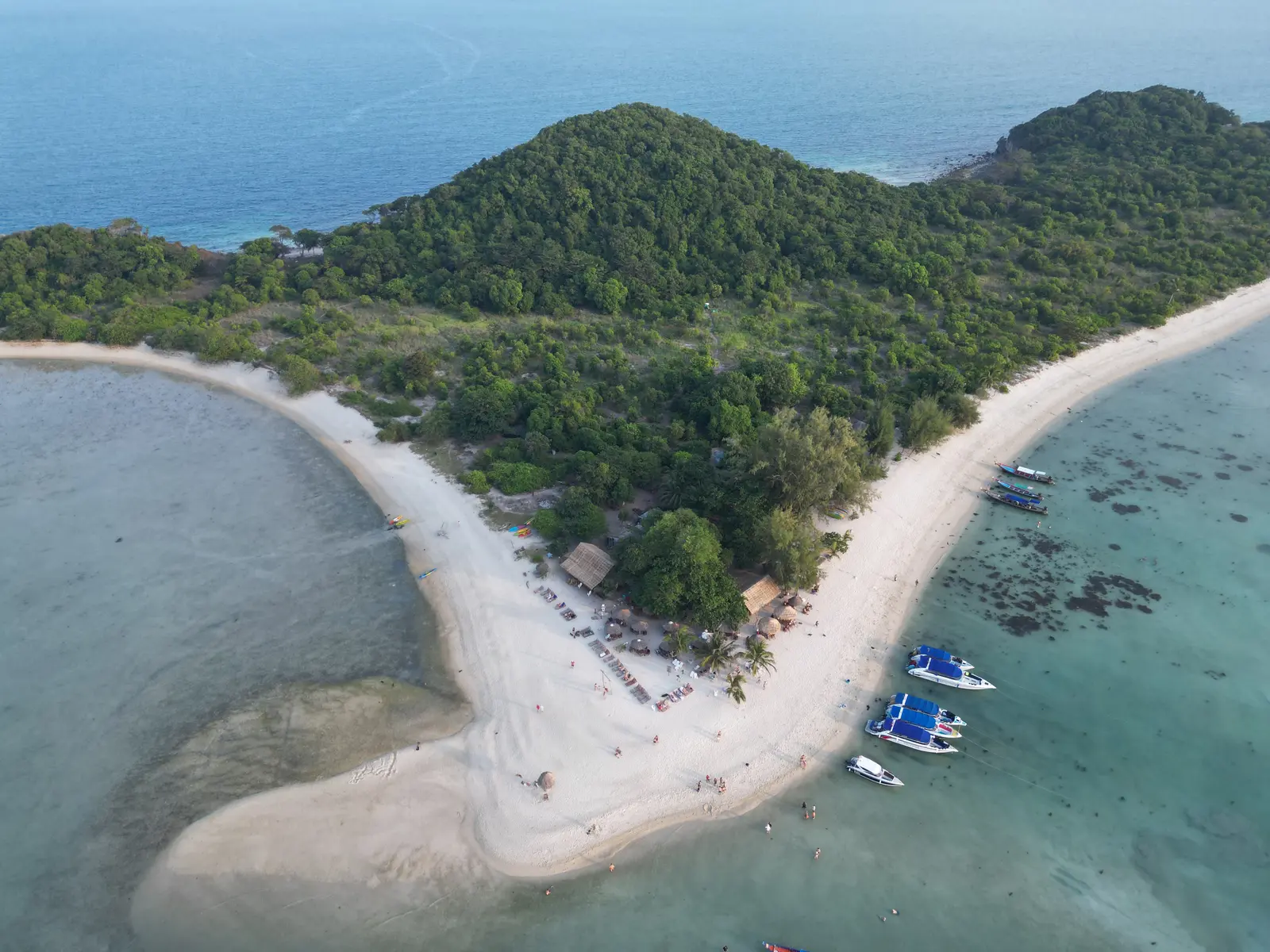 Vista con dron del banco de arena blanca de Ko Mat Sum, Pig Island, cerca de Koh Samui