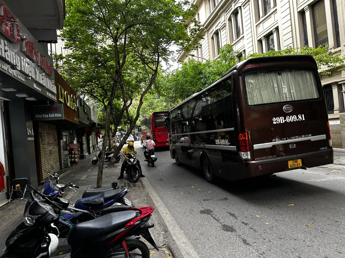 Limousinebus naar de Halongbaai bij het Hoan Kiem-meer in Hanoi