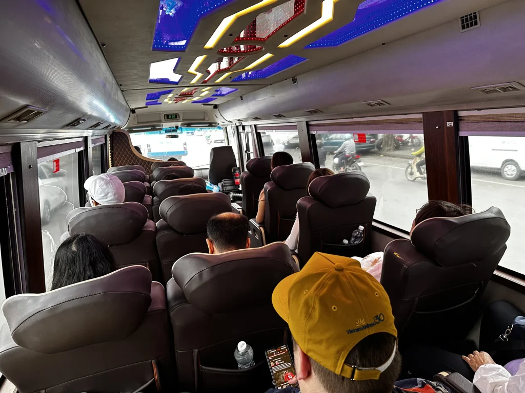 Verstelbare leren fauteuils in een limousinebus van Hanoi naar Ha Long