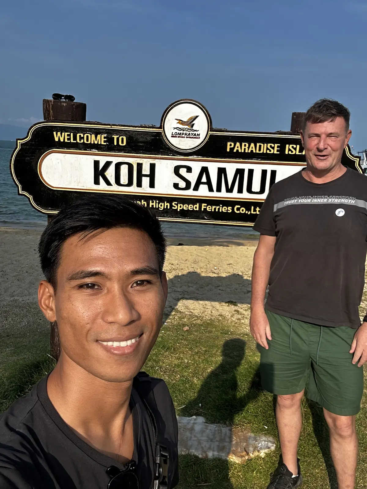 El cartel Welcome to Koh Samui en el muelle de Lomprayah en Mae Nam