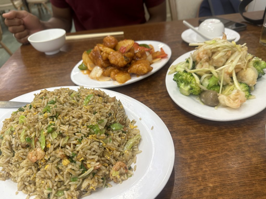 大澳福满林的炒饭、咕噜肉和西兰花炒虾