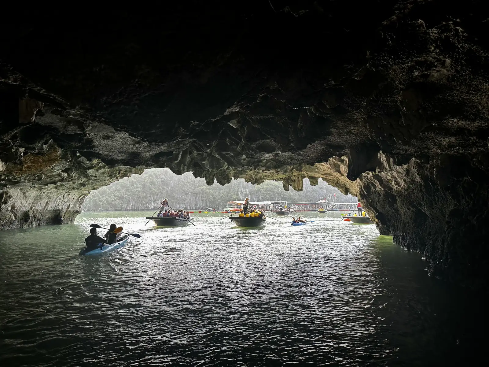 Bamboebootjes onder de rotsboog van de Luon-grot, Halongbaai