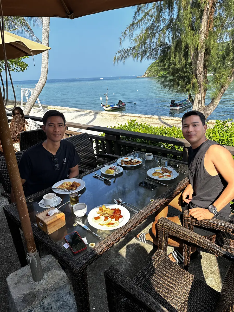 Desayuno en la terraza del Maehaad Bay Resort frente al mar, Koh Phangan