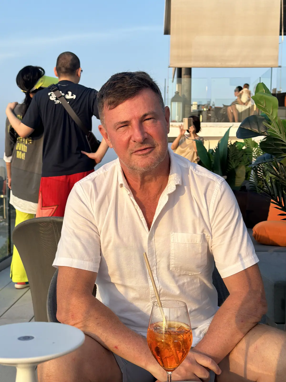 Blaise Jaeger al atardecer con un spritz en el Maithy Pool Lounge, Koh Samui