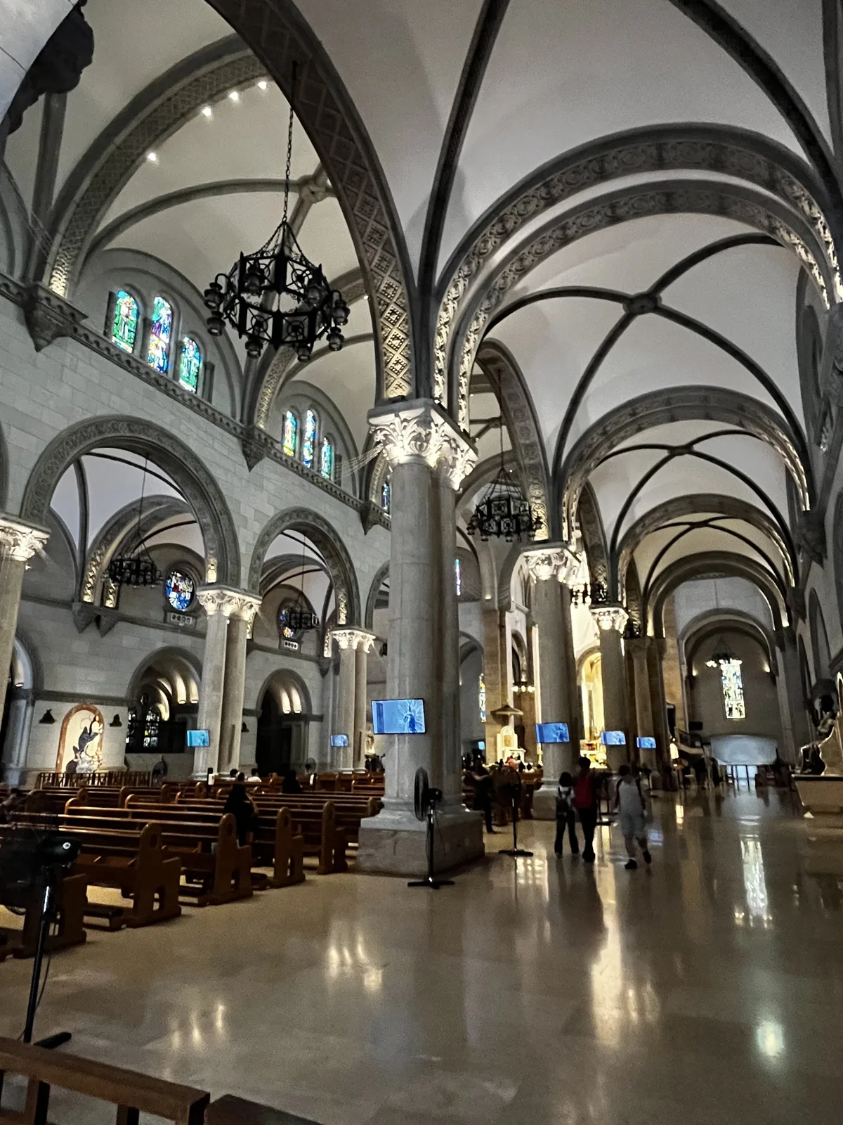La navata della Cattedrale di Manila a Intramuros