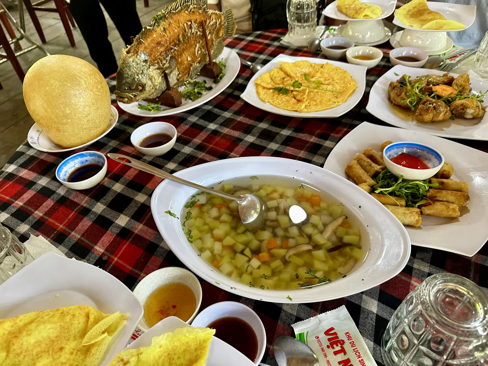 Lunch met vis, loempia's en soep in de Mekongdelta
