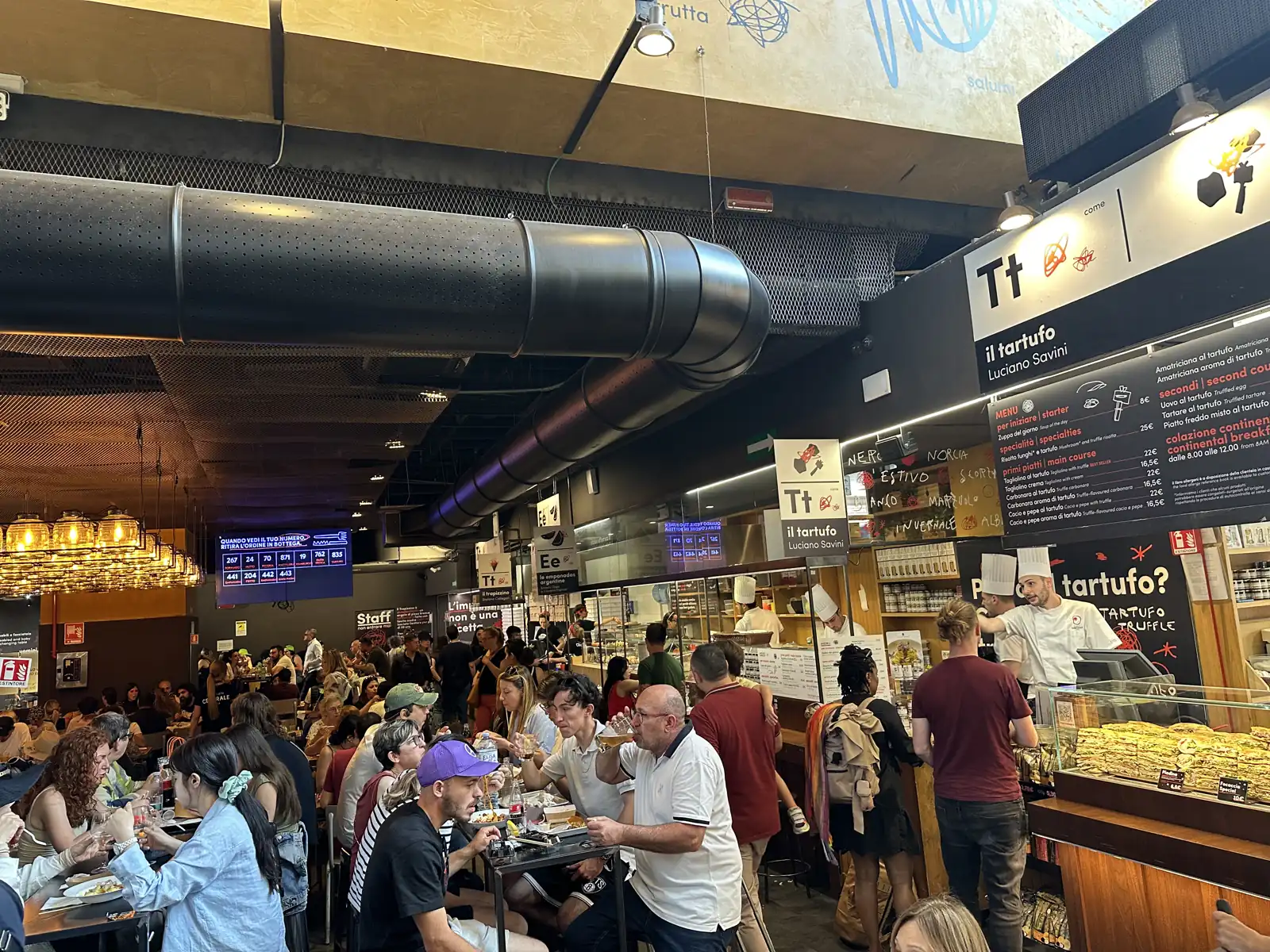 Roma Termini火车站内热闹的Mercato Centrale美食大厅