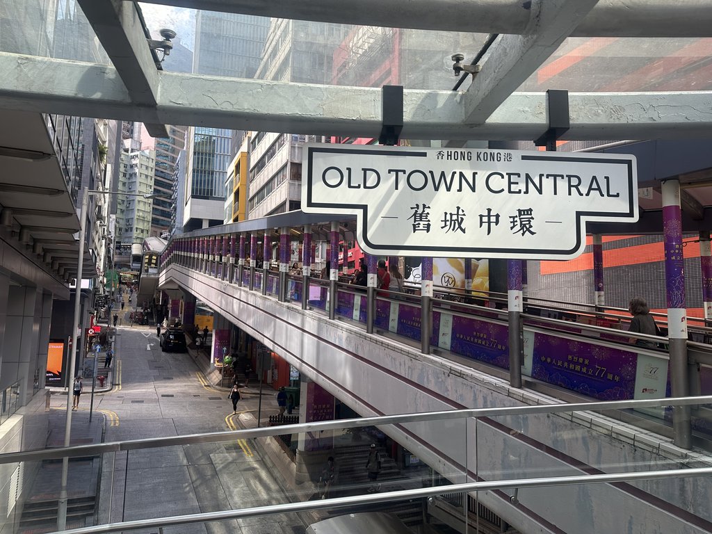 香港中环老城区标志下的中环至半山自动扶梯