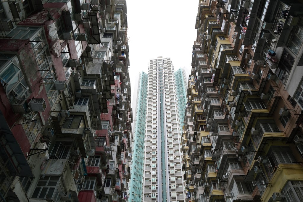 在香港鲗鱼涌怪兽大厦的天井仰望层层叠叠的住宅楼