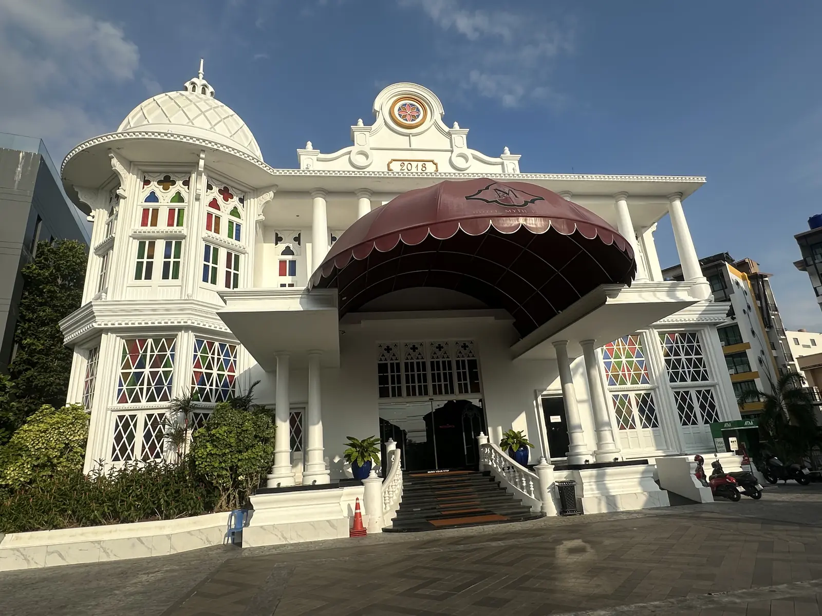 Witte gevel in koloniale stijl met glas-in-loodramen van het Mövenpick Myth Hotel Patong