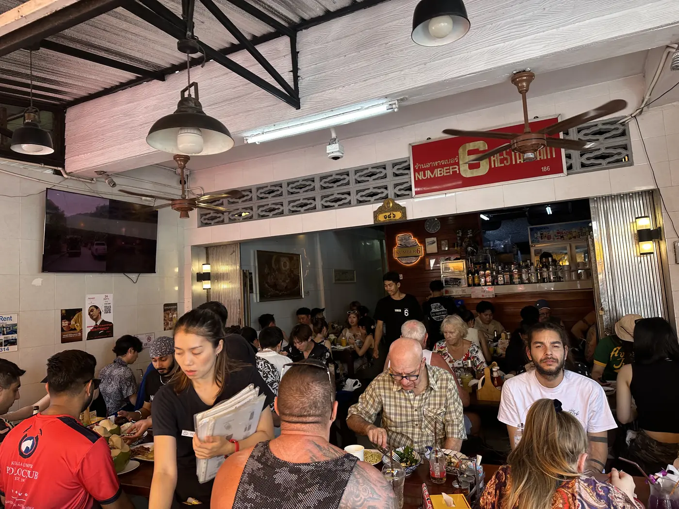 Volle eetzaal van No. 6 Restaurant in Patong, Phuket