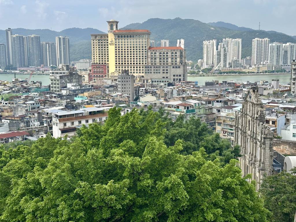 从大炮台俯瞰老澳门的屋顶,远眺内港和对岸的山丘