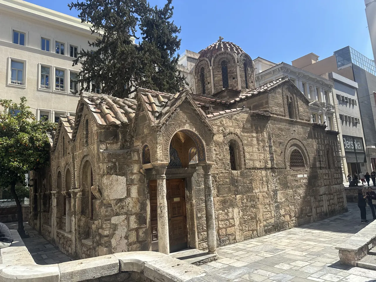 雅典Ermou街上的拜占庭教堂Panagia Kapnikarea