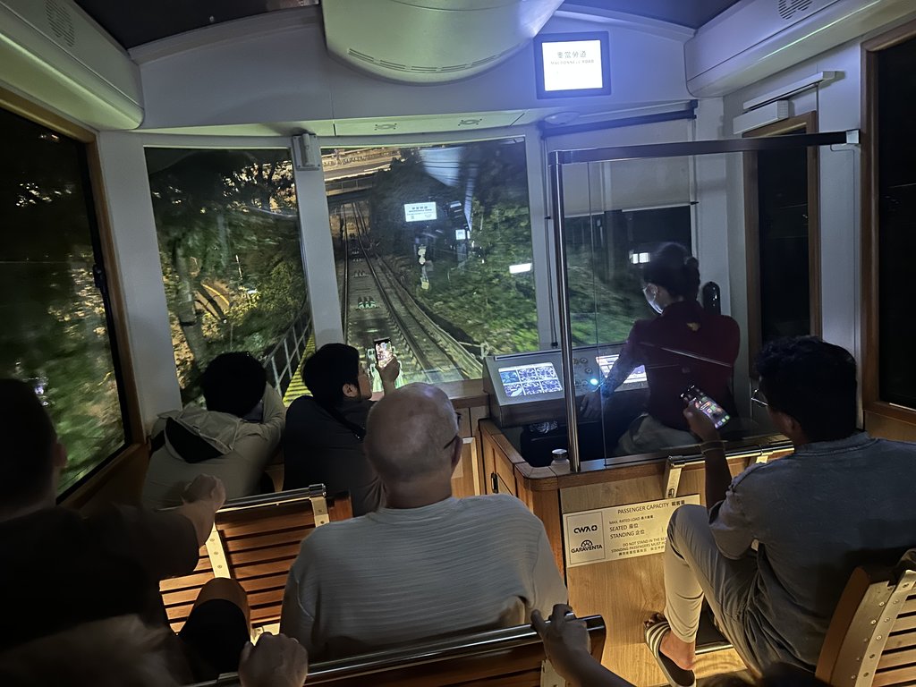 夜晚下山途中的山顶缆车车厢内部