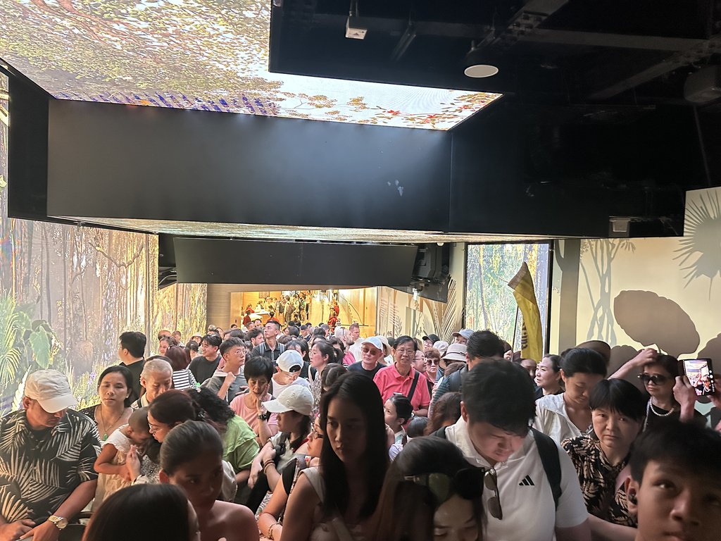 公众假期山顶缆车总站内拥挤的排队人龙
