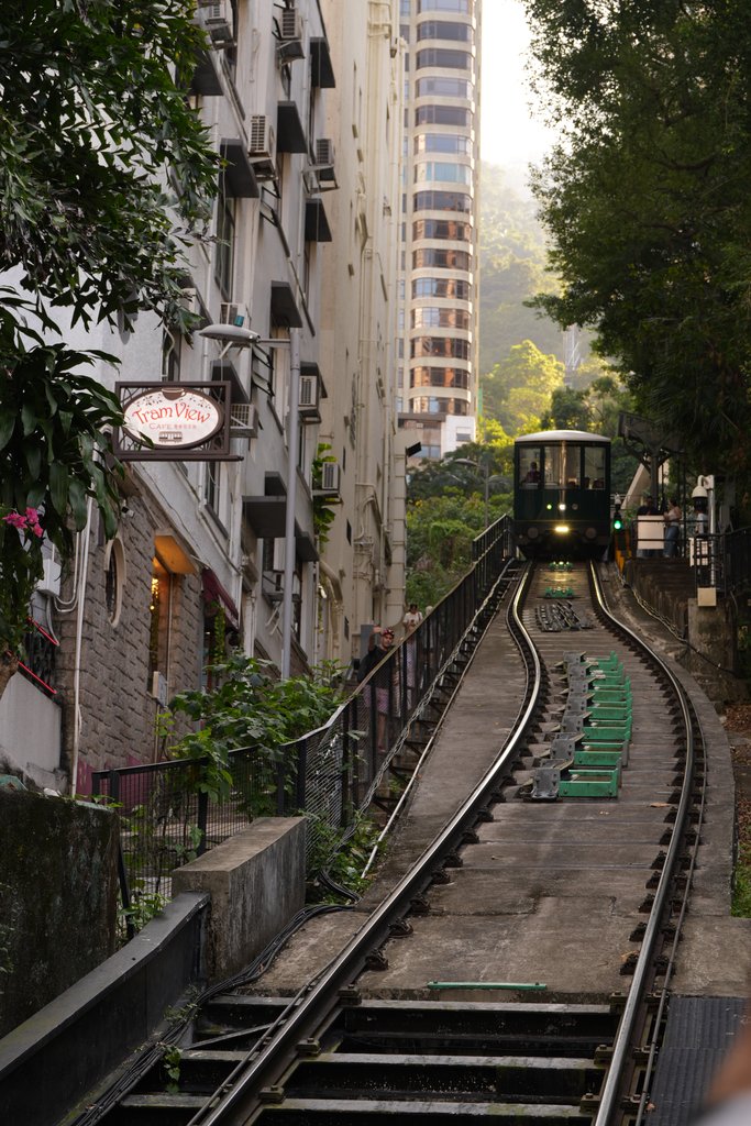 香港山顶缆车陡峭的轨道在半山住宅楼之间向上爬升