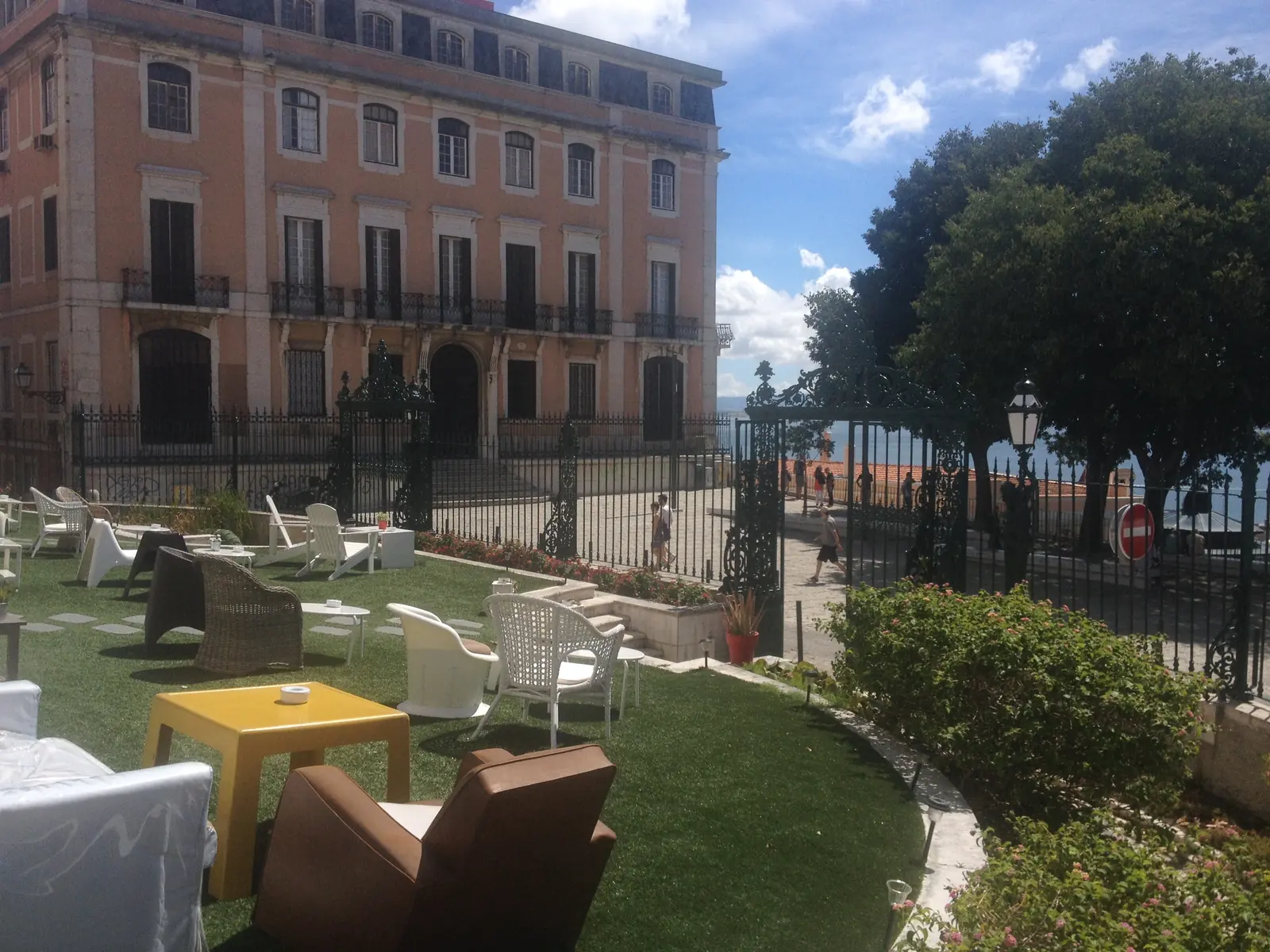 The garden terrace of Pharmácia in Santa Catarina, Lisbon