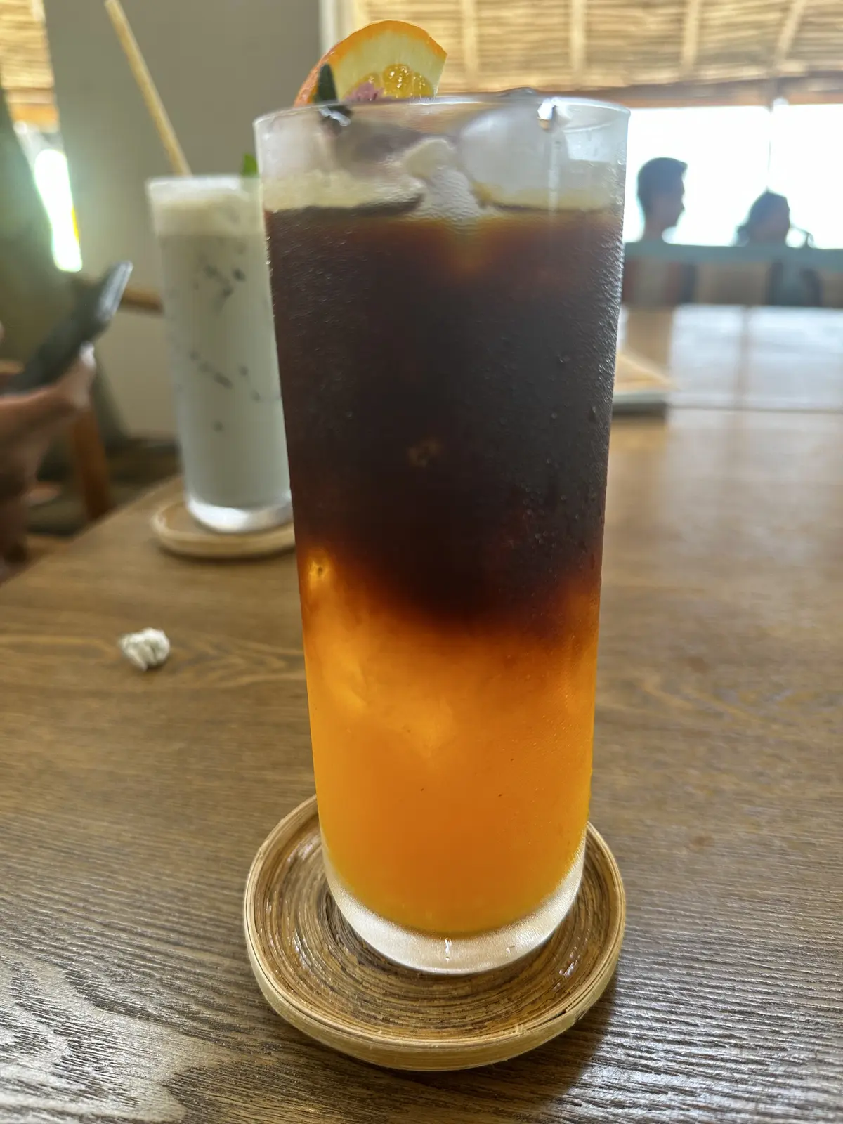 Cóctel en la mesa del Pi Samui Beach Club, playa de Choeng Mon
