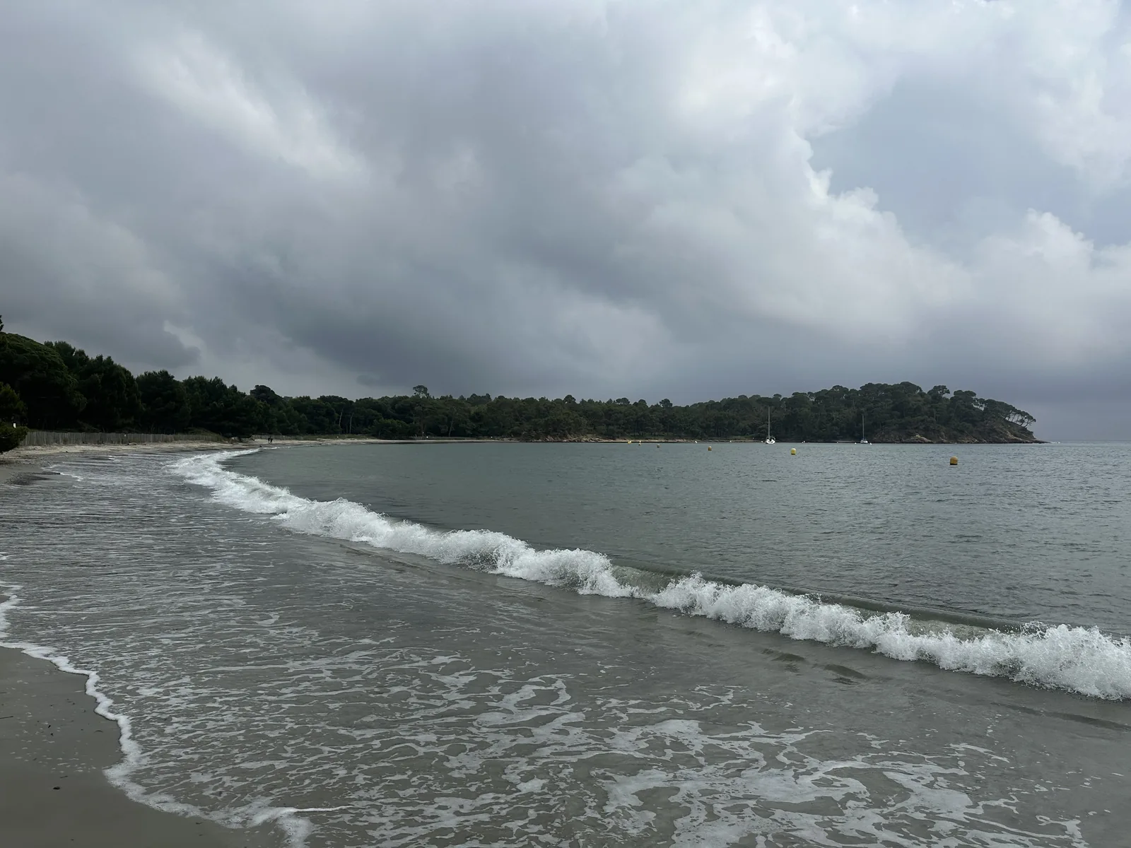 Waves on the Plage de l’Argentière in La Londe-les-Maures under a cloudy sky