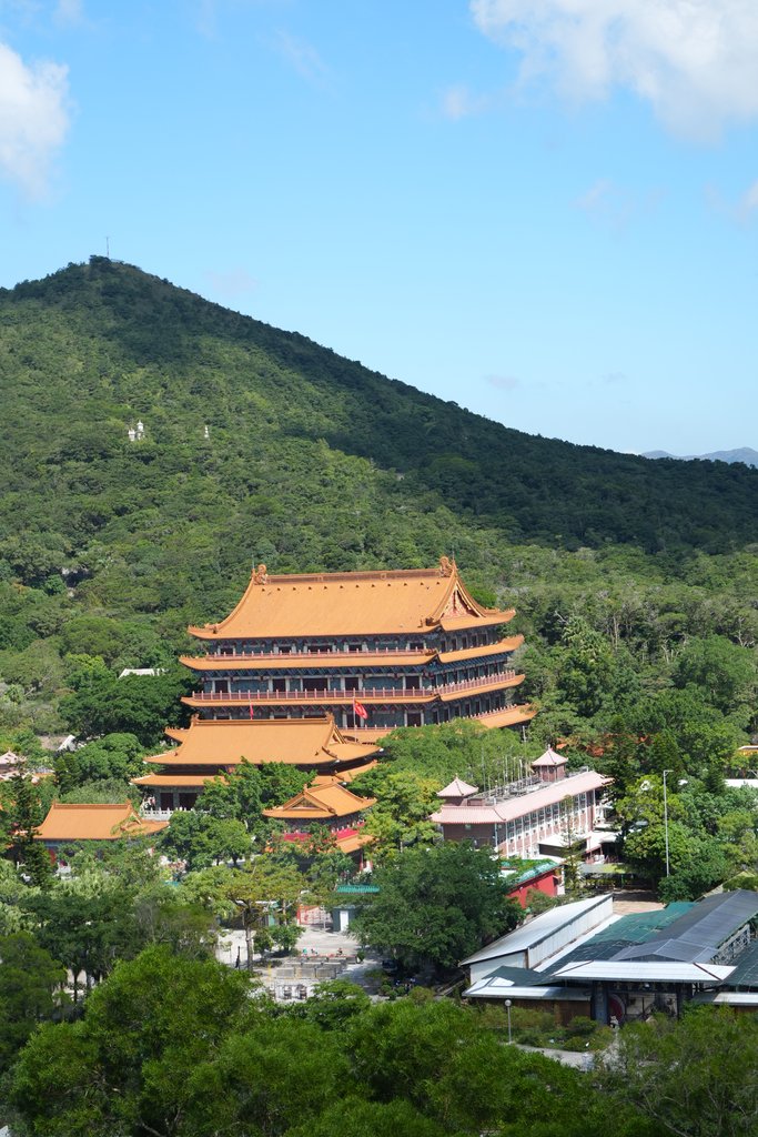 从天坛大佛台阶上看到的宝莲禅寺橙色屋顶