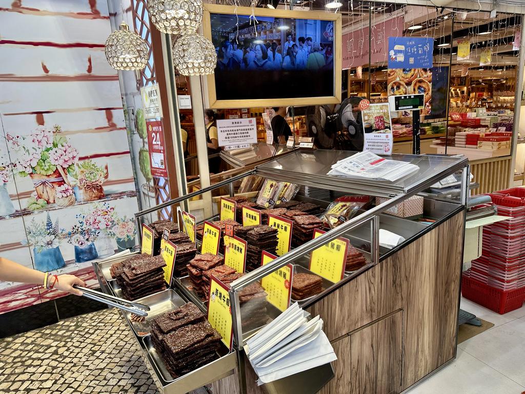 澳门大三巴街一家店里展示的一片片猪肉干