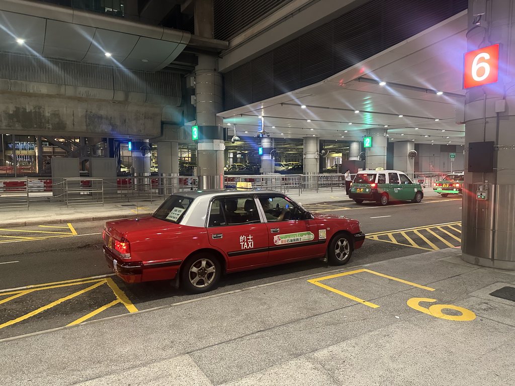 香港机场的士站的一辆红色市区出租车