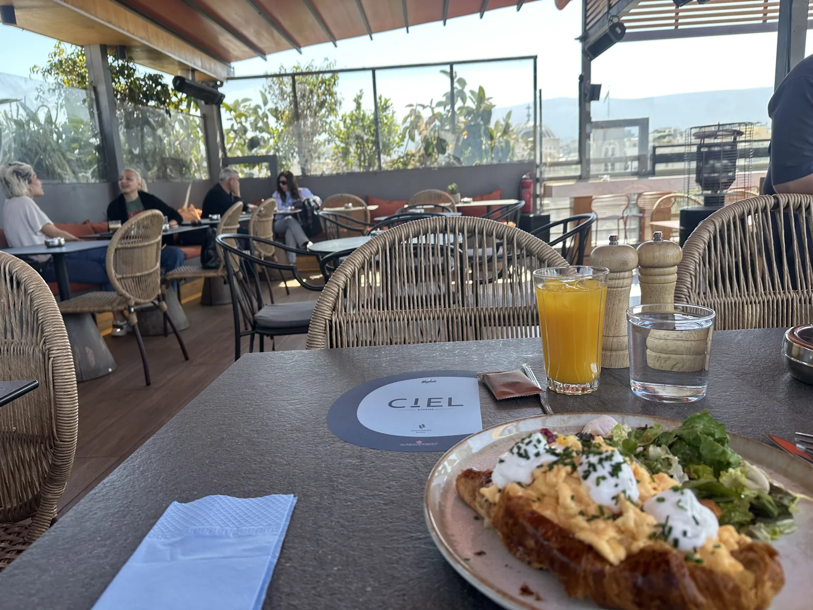 在Ciel Suites Athens屋顶露台享用早餐,面朝雅典卫城