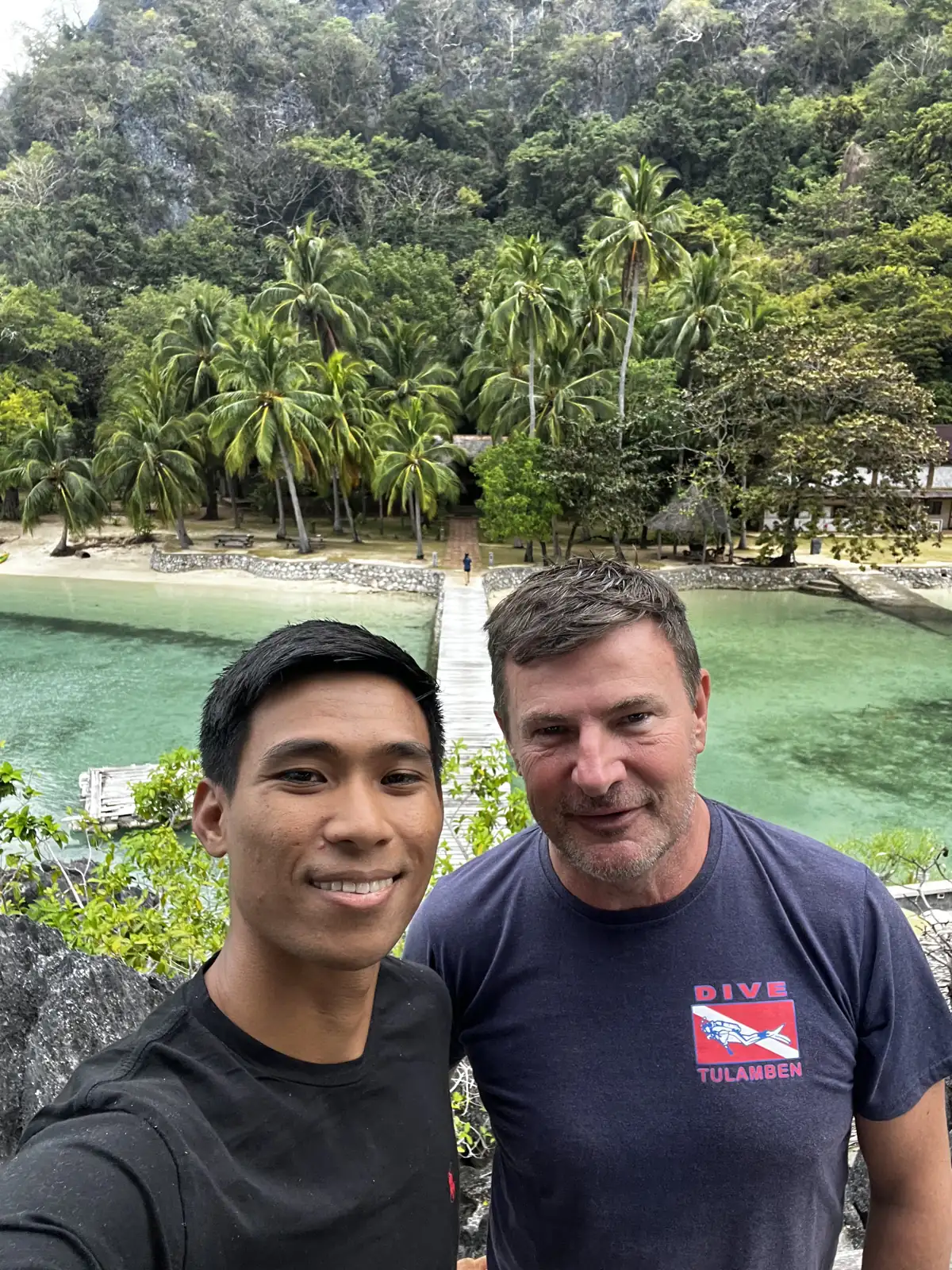 Roy e Blaise Jaeger al punto panoramico sopra la caletta dell’isola di Sangat, vicino a Coron