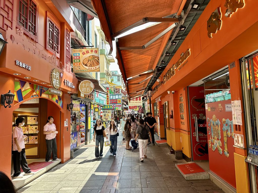 澳门氹仔旧城区官也街上的橙色店面和小吃摊