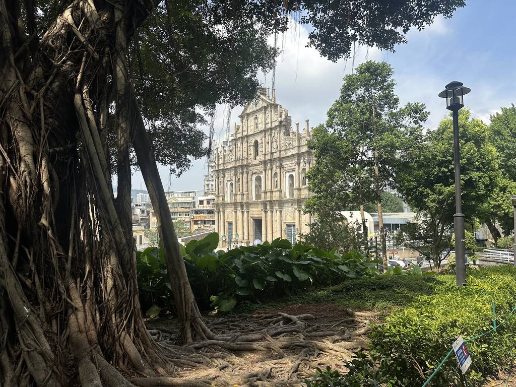 在通往大炮台的小路上透过榕树看到的大三巴牌坊