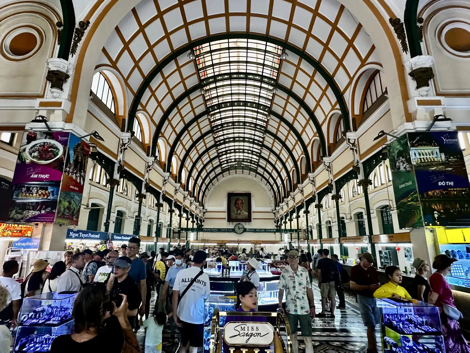 IJzeren gewelf en loketten in het Centrale Postkantoor van Saigon