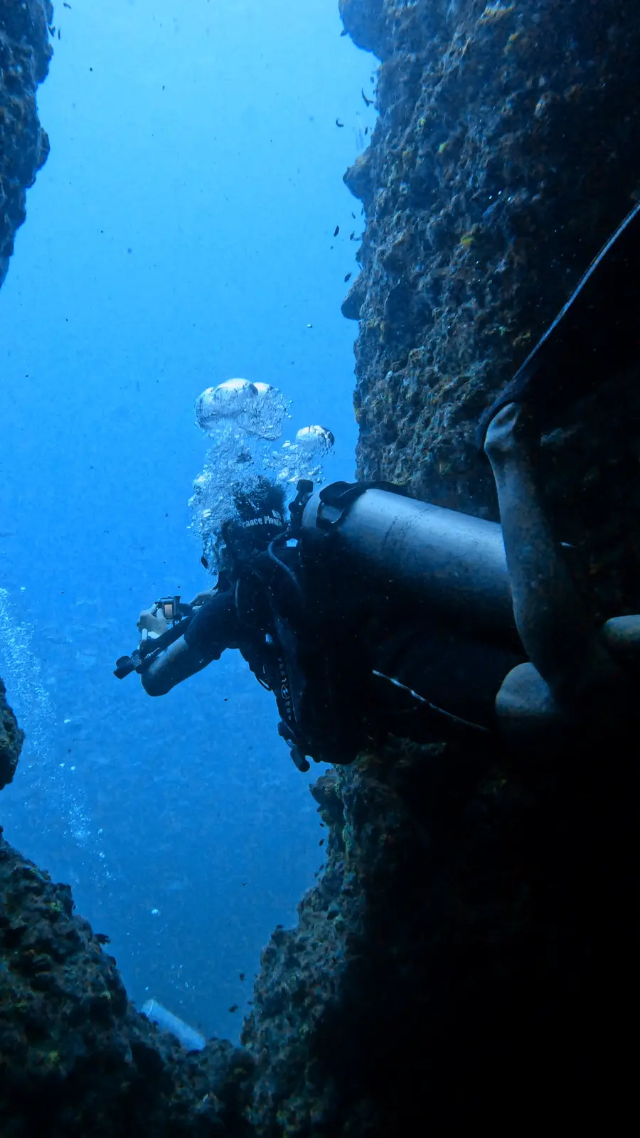 Buceador dentro del túnel de la Chimney en Sail Rock, Koh Samui