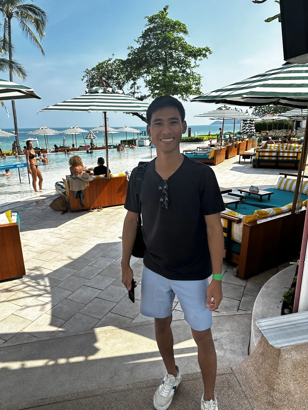 Piscina y tumbonas frente al mar en el Seen Beach Club, Chaweng, Koh Samui