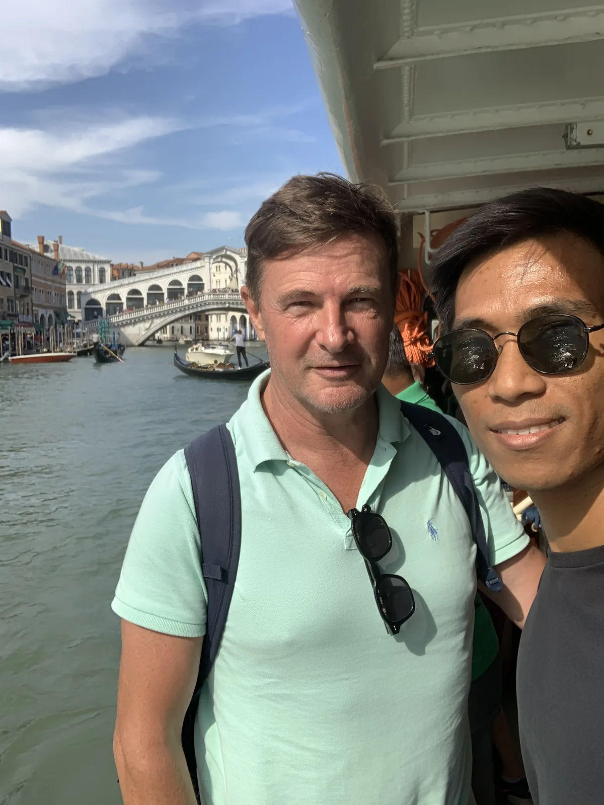 Blaise Jaeger和Roy乘坐大运河上的水上巴士,身后是里亚托桥