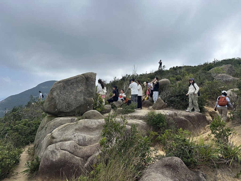 龙脊山脊打烂埕顶山附近花岗岩上的远足者