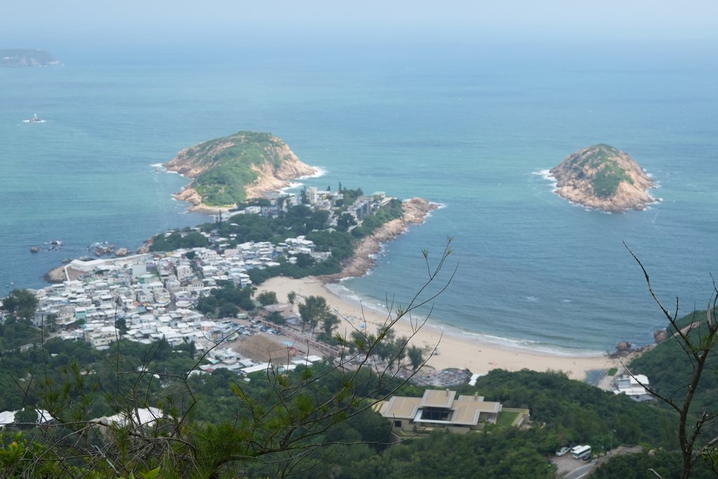 从香港龙脊山脊看石澳村、石澳海滩和近海岛屿