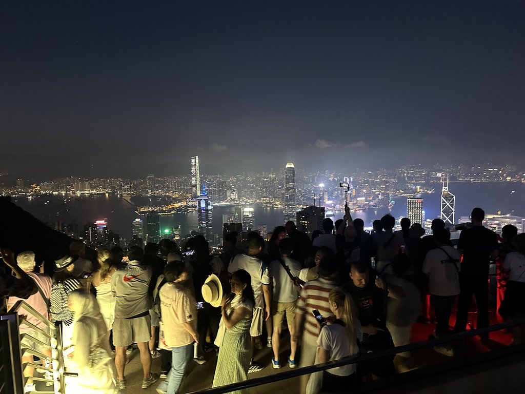 太平山顶凌霄阁摩天台428夜晚拥挤的人群