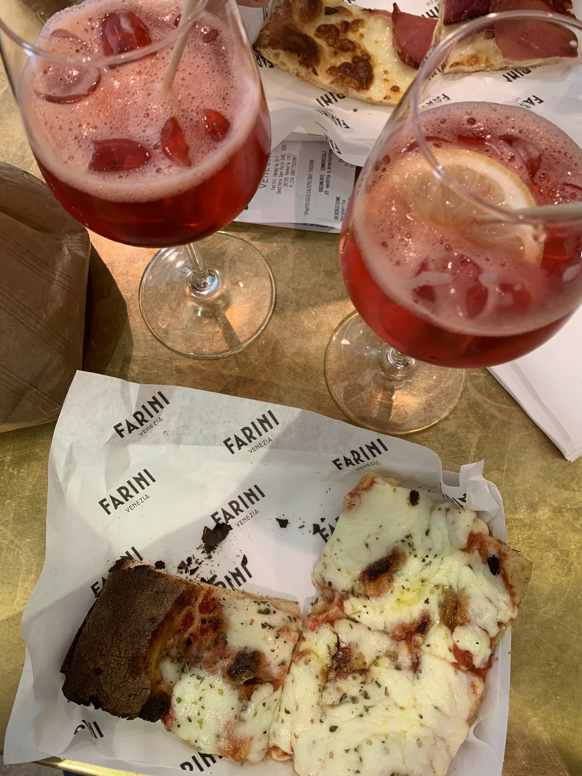 威尼斯Farini的两杯Aperol spritz和几块披萨
