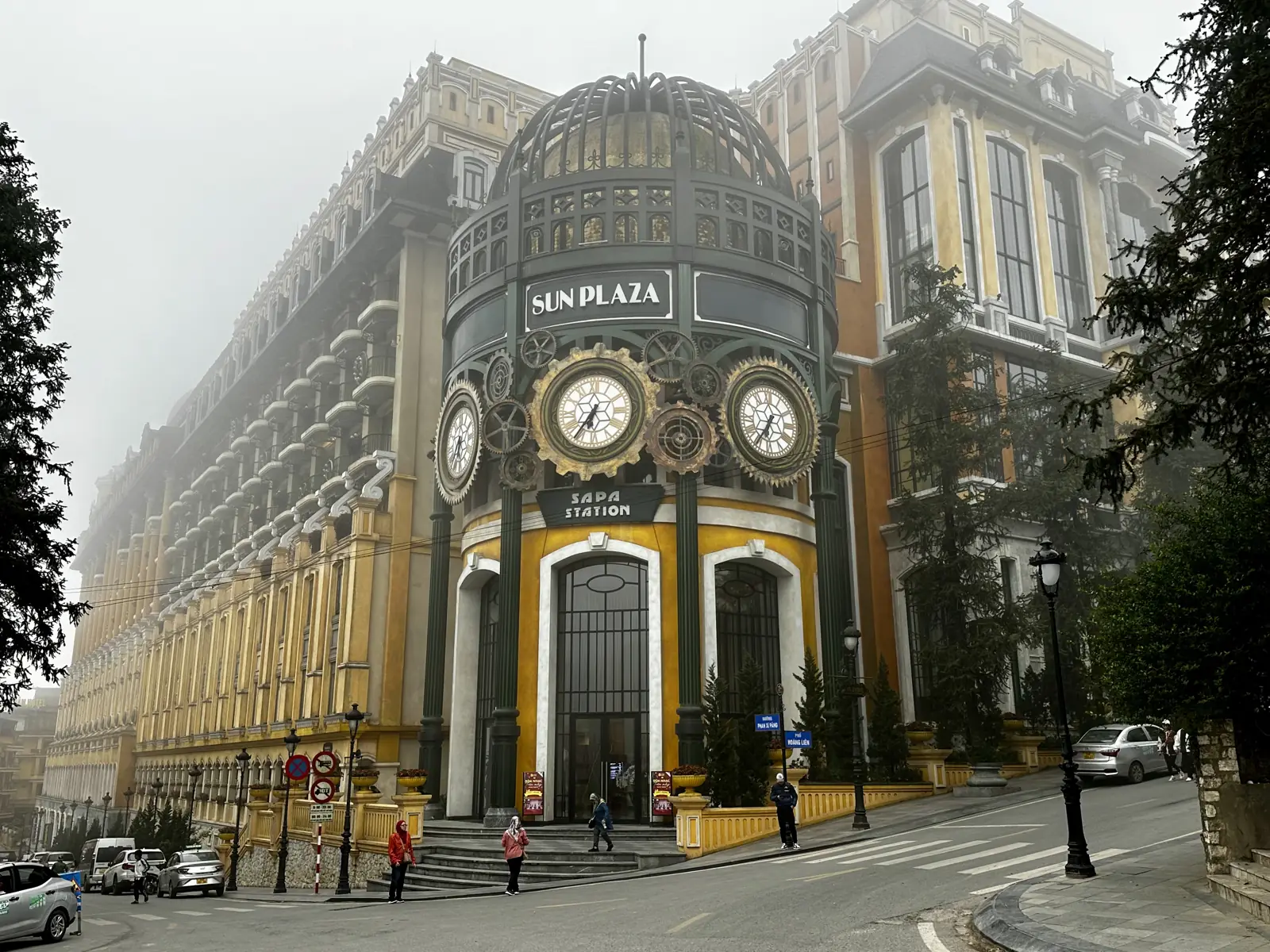 Stationsgebouw Sun Plaza met klokkentorens in de mist, Sapa