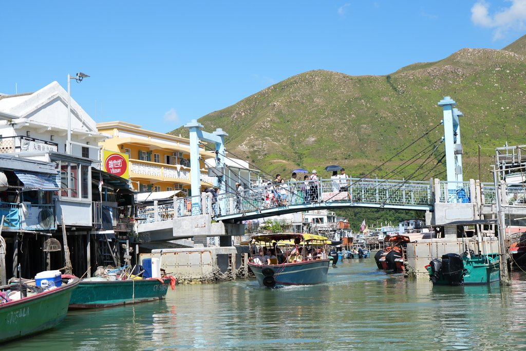 大澳村横跨河涌的蓝色吊桥