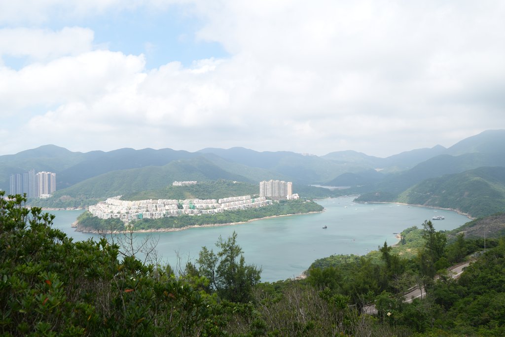 从龙脊步道看大潭湾和香港岛的住宅楼