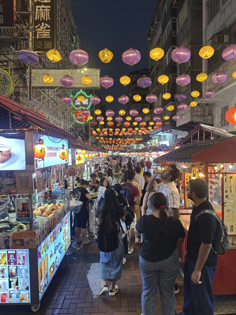 九龙庙街夜市,头顶挂满红黄两色的灯笼