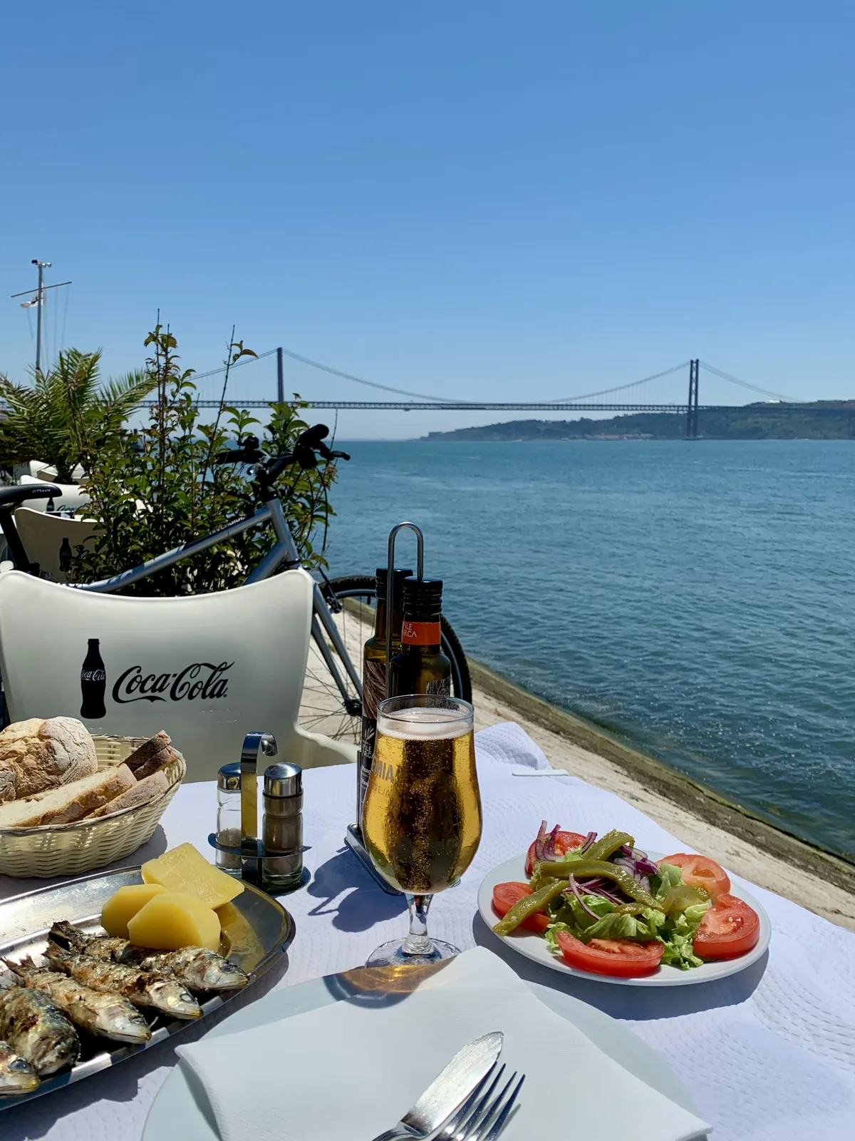 Lunch on the terrace of the Terraço de Belém with the Tagus and the 25 de Abril bridge behind