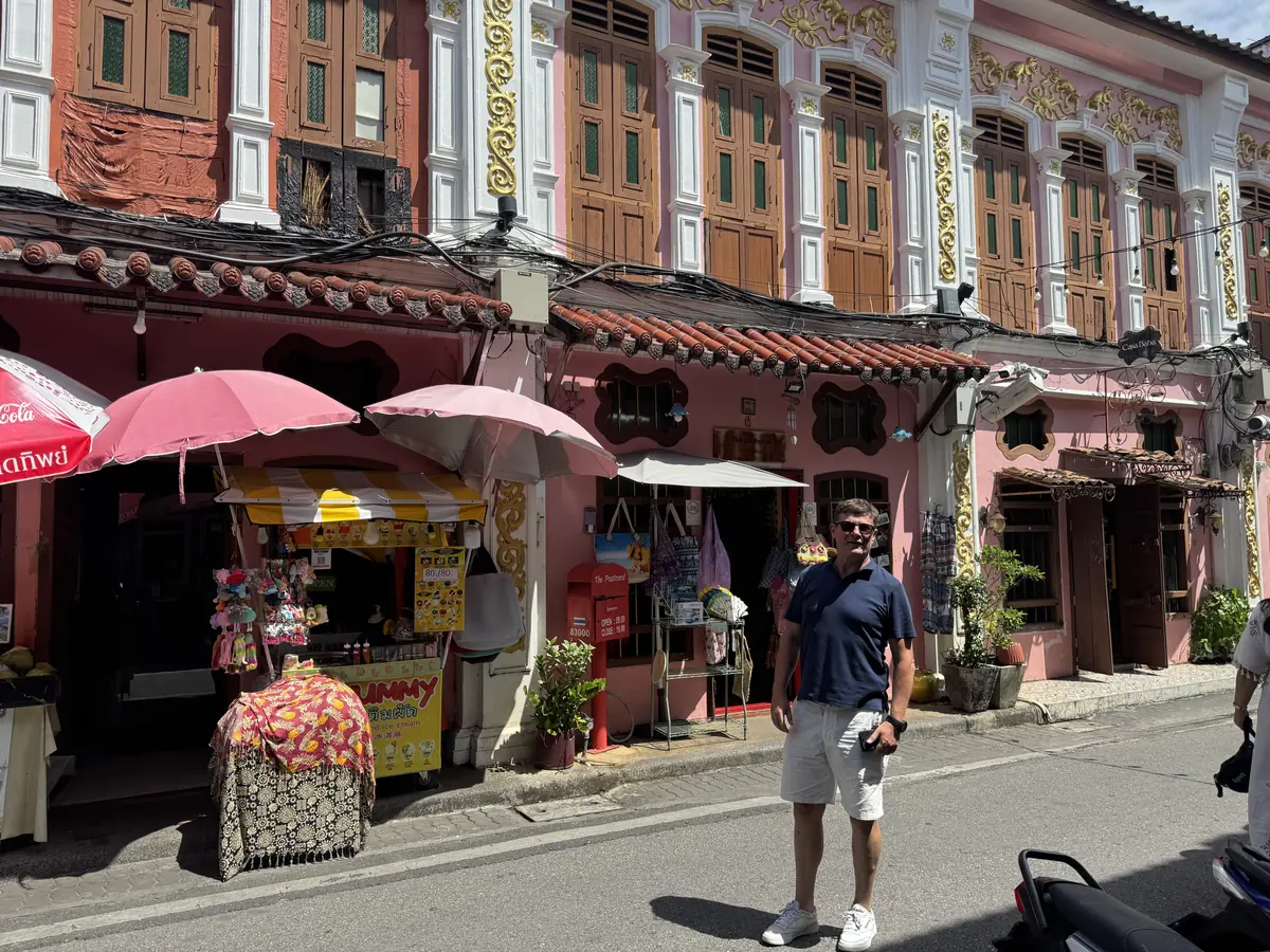 Roze Sino-Portugese winkelhuizen in de oude stad van Phuket