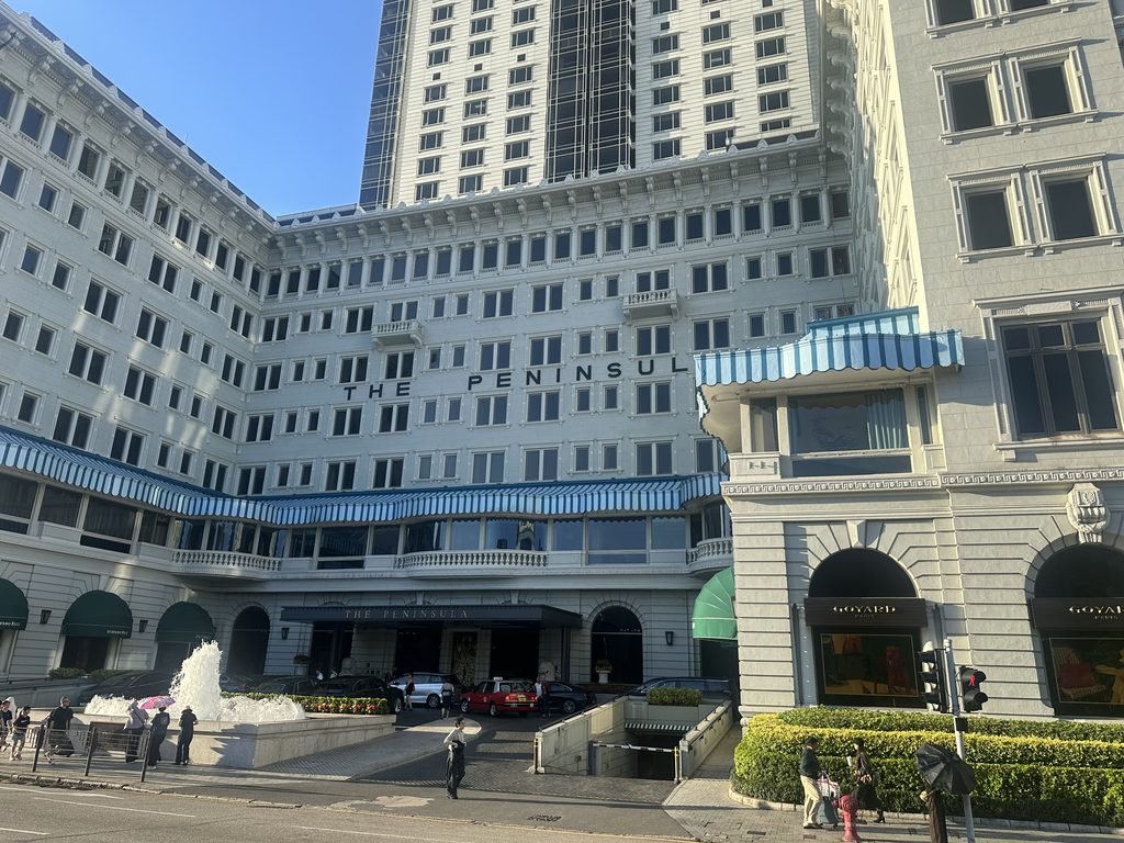 香港尖沙咀的半岛酒店,门前有喷泉和车队