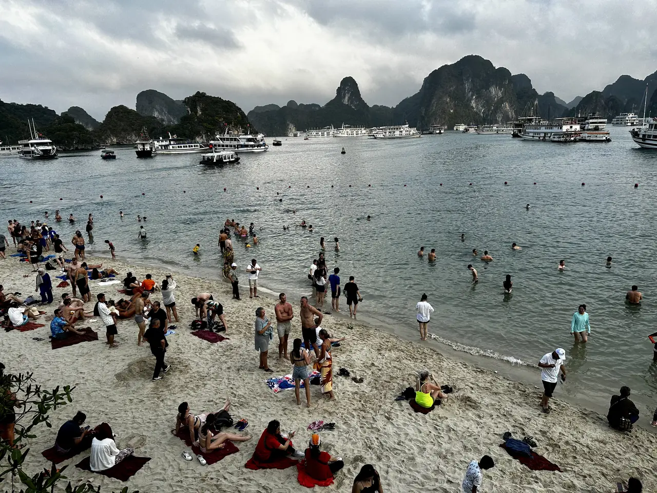Het drukke strand van Ti Top tijdens een dagcruise in de Halongbaai