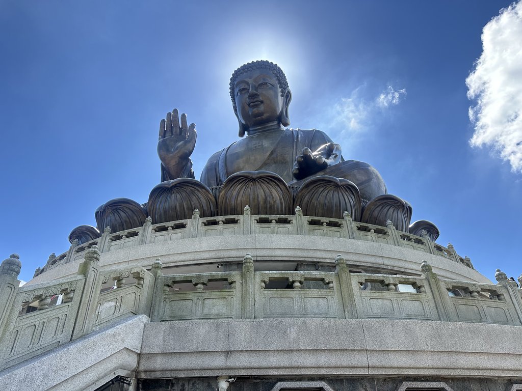 蓝天下从平台下方仰望青铜天坛大佛