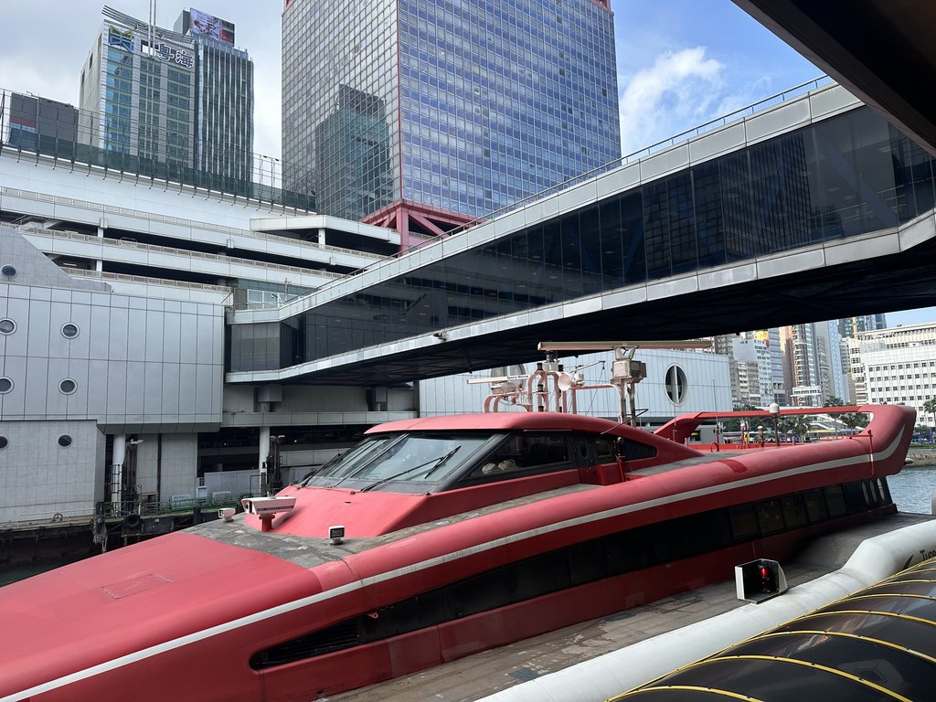 停靠在上环港澳码头的红色喷射飞航水翼船