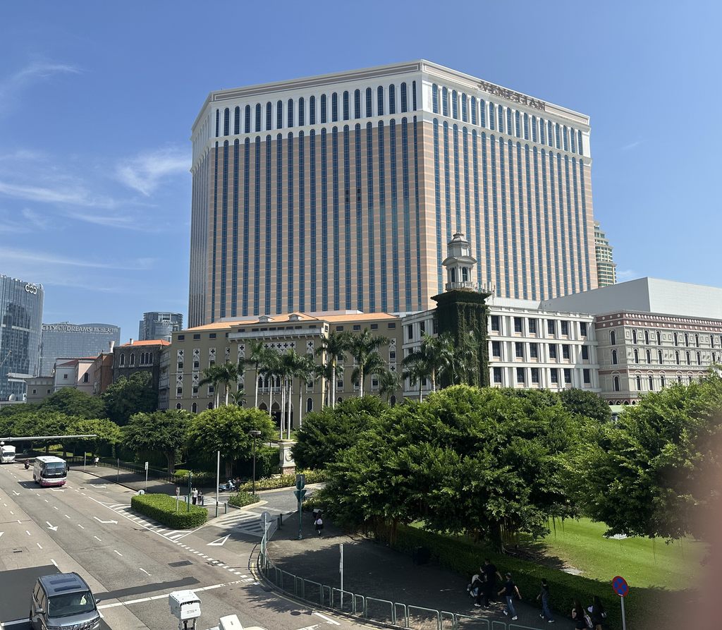 从氹仔旧城区边缘看到的澳门威尼斯人酒店塔楼